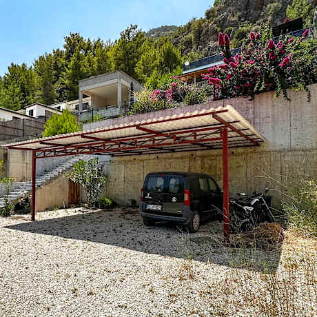 Villa Green & White House